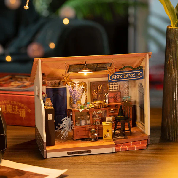 Rolife Kiki's Magic Emporium - Maison Miniature, 148pcs (DG155) - Image 2